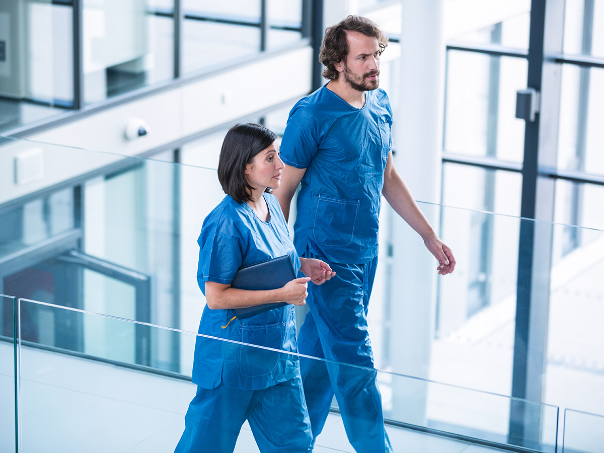 Enfermera camina por el pasillo de un hospital