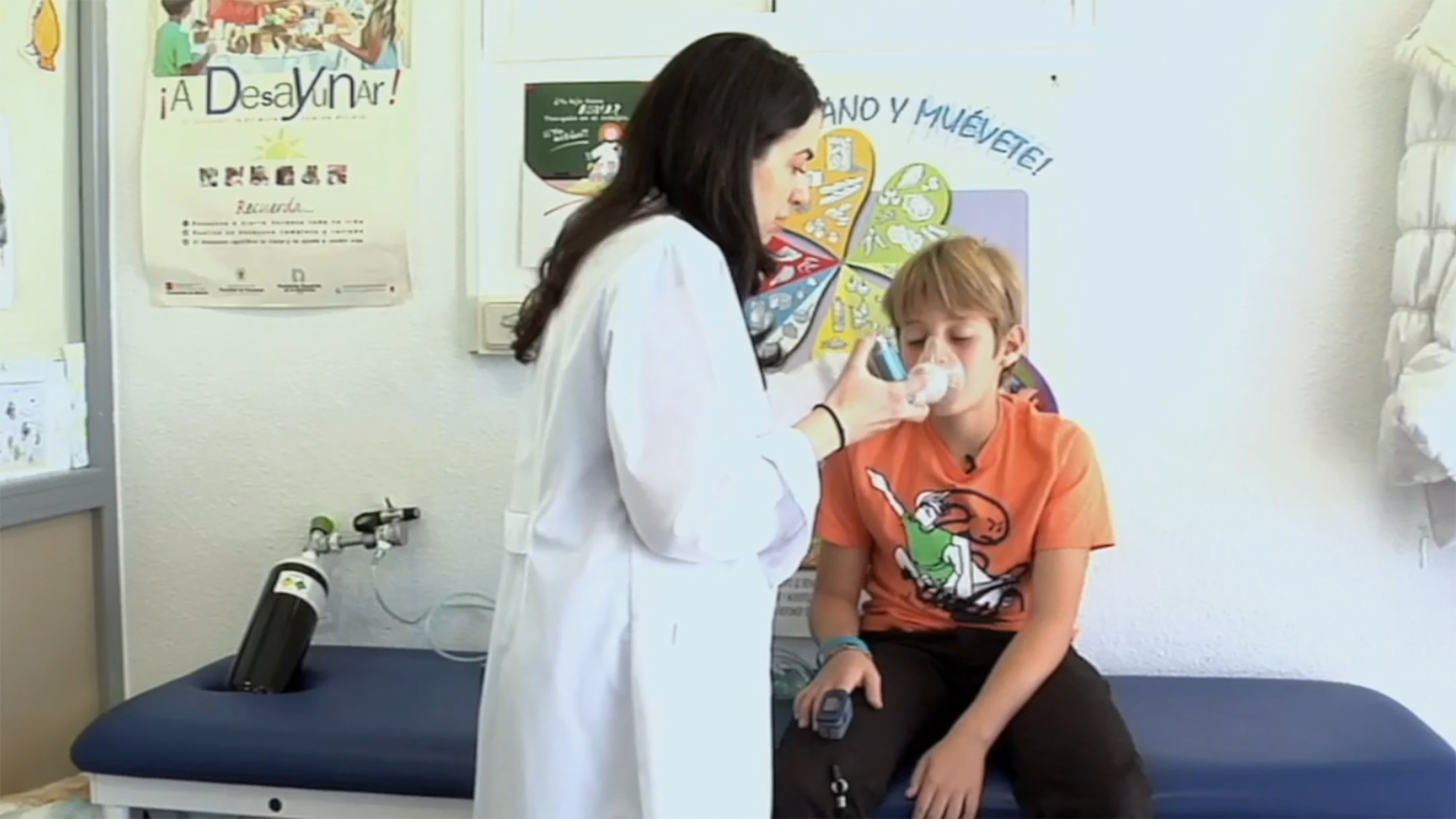 Enfermera escolar, en pleno tratamiento de un niño que requiere de sus cuidados