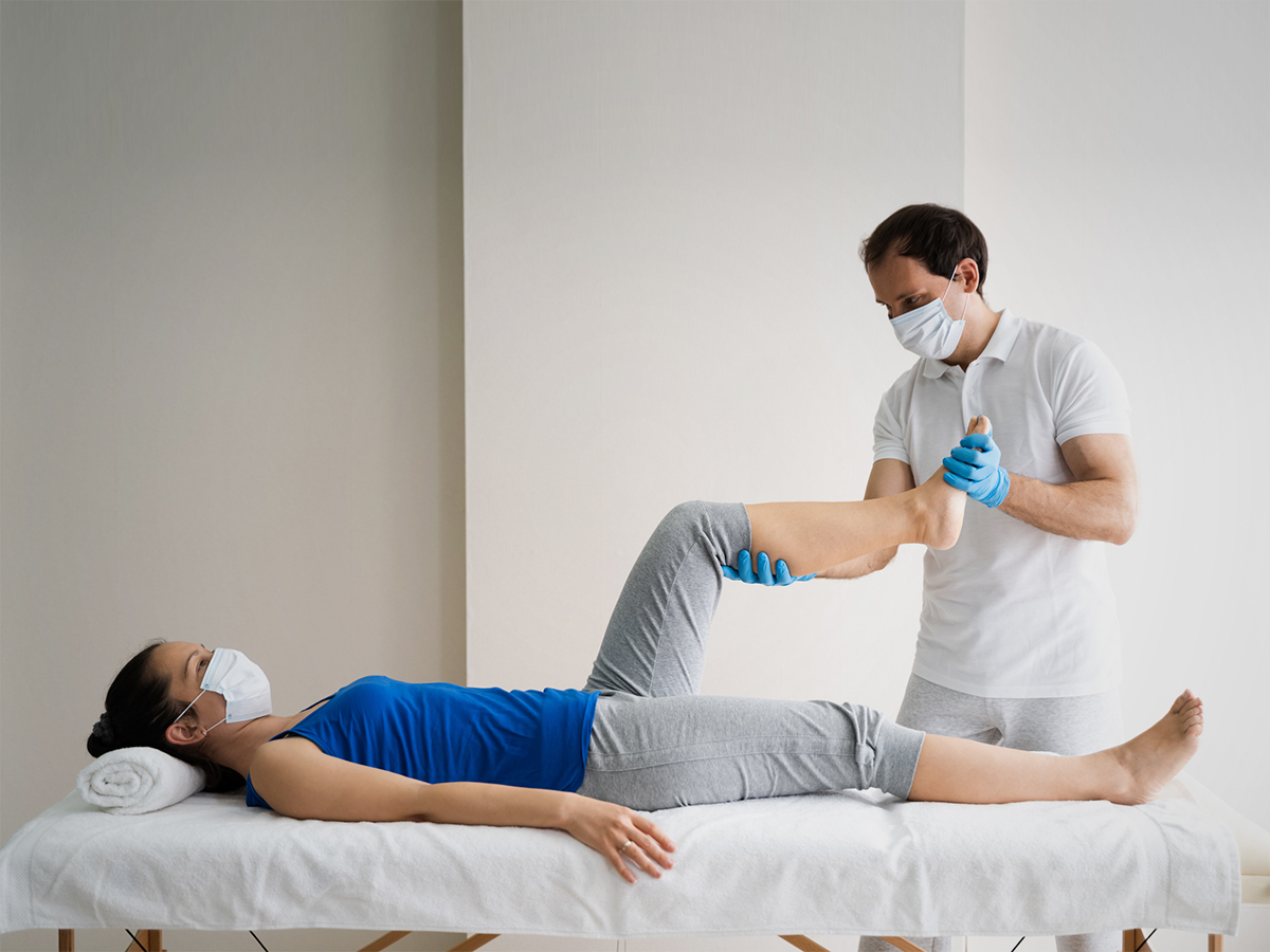 Fisioterapeuta atiende a una paciente en plena crisis del COVID 19