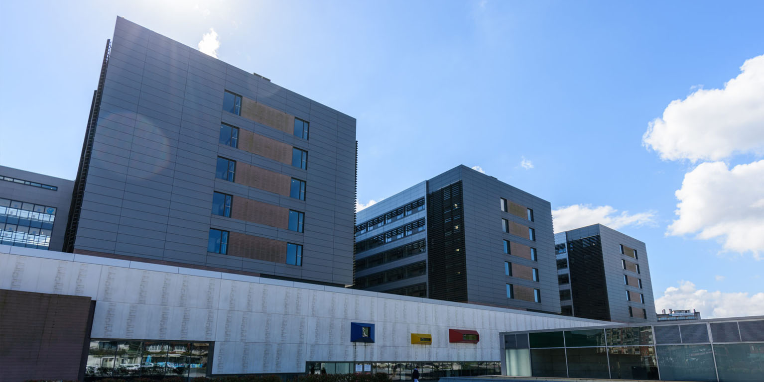 Fachada del Hospital Marqués de Valdecilla. 