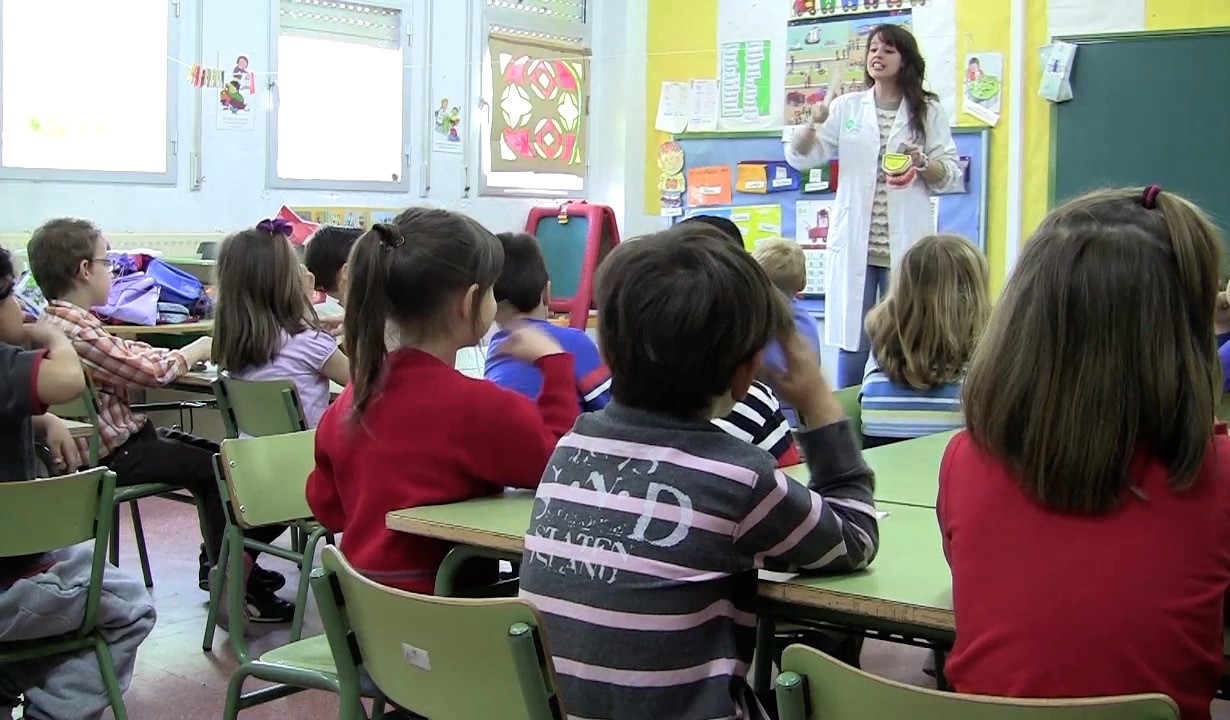 Enfermera Escolar dando una charla en un centro educativo. 