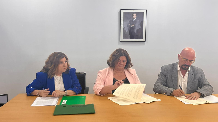 Firma del Pacto Profesional entre SATSE y el Consejero de Salud, César Pascual