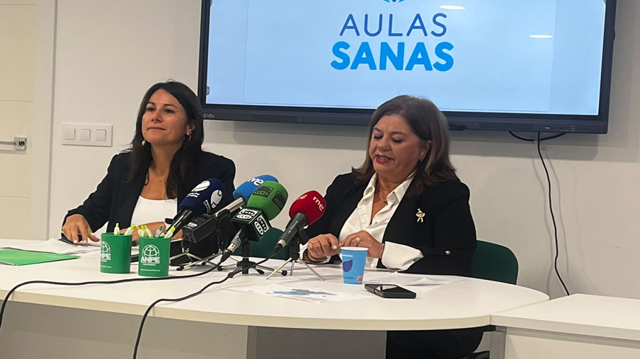 Rus Trueba y Ana Samperio de ANPE y SATSE en la presentación de Aulas Sanas 