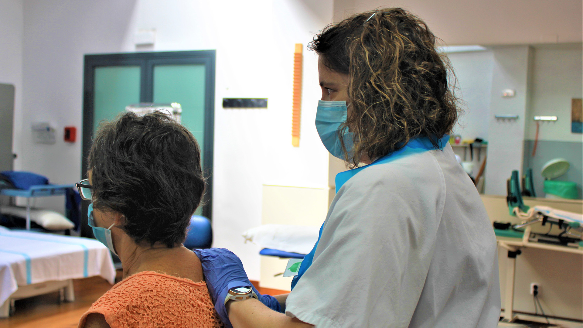 Fisioterapeuta con una paciente