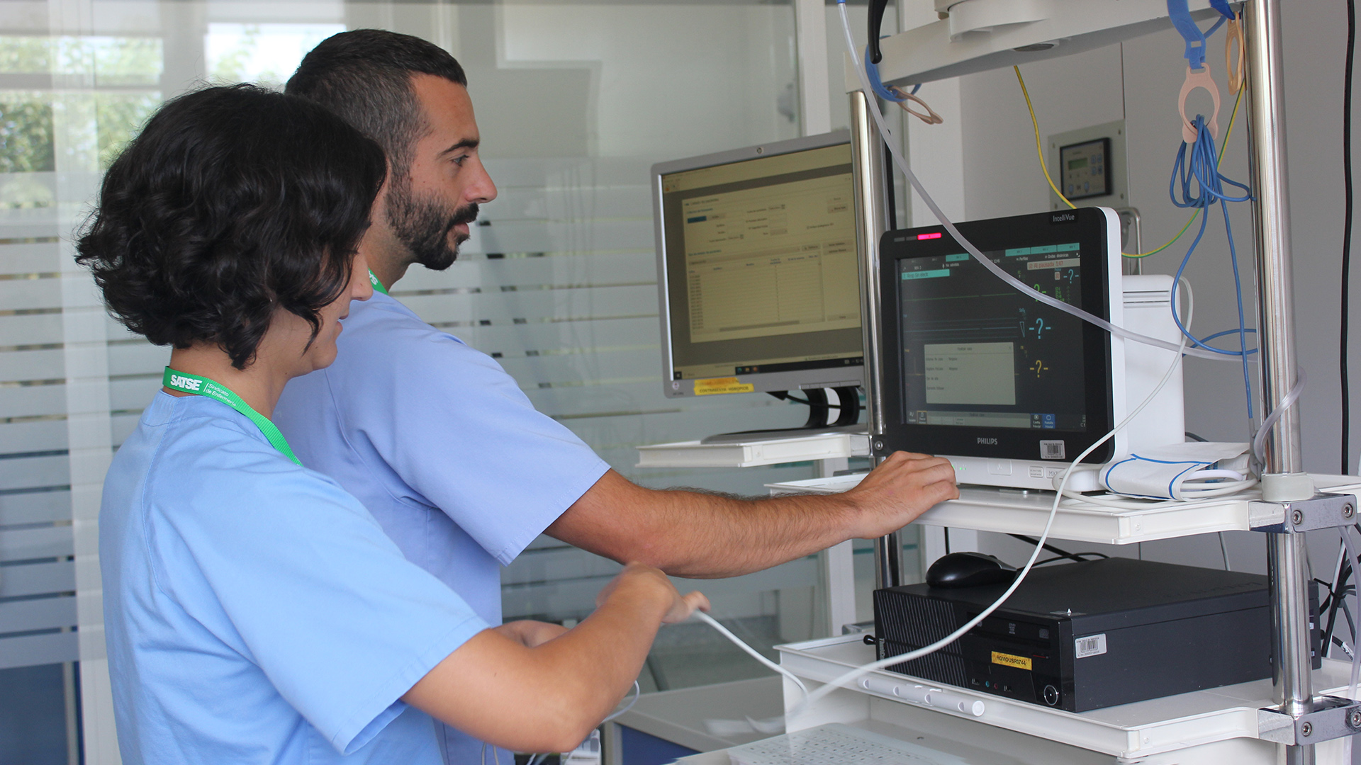 Enfermeros trabajando con un monitor